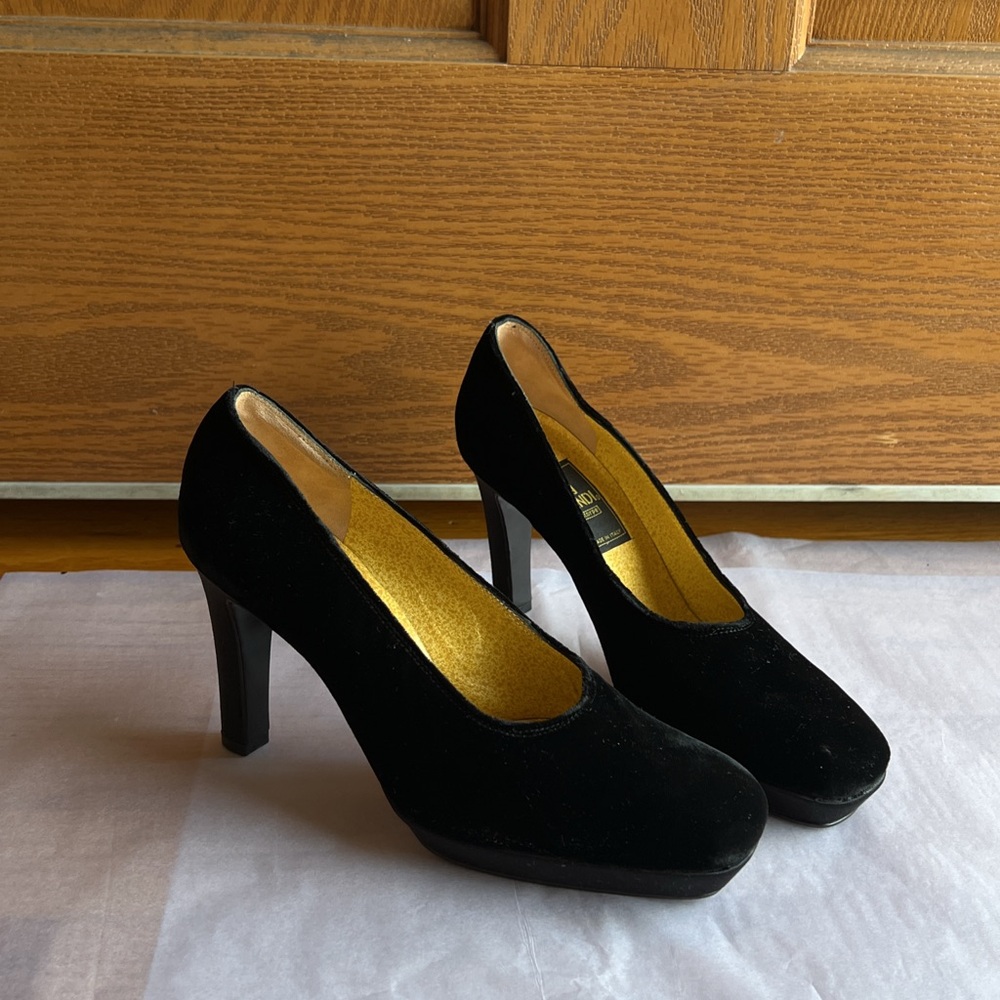 Vintage Fendi Platform Pumps Black Suede Rounded Toe  Heels Made in Italy
